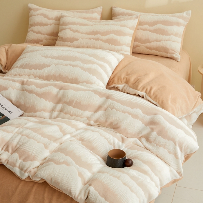 91家纺网 家纺一手货源 找家纺 菡宝 【第二批】2025雕花绒牛奶绒四件套-行云流水-支持定做定制尺寸 行云流水-米杏