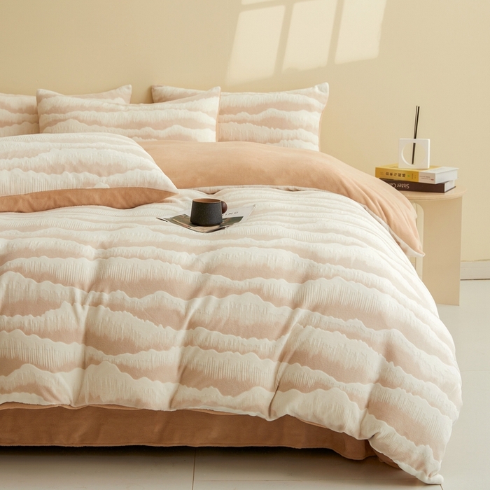 91家纺网 家纺一手货源 找家纺 菡宝 【第二批】2025雕花绒牛奶绒四件套-行云流水-支持定做定制尺寸 行云流水-米杏