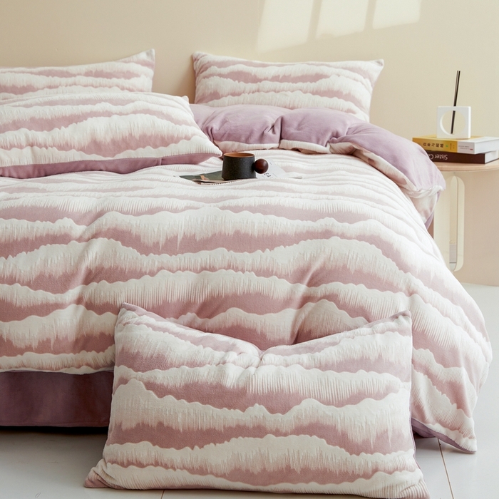 91家纺网 家纺一手货源 找家纺 菡宝 【第二批】2025雕花绒牛奶绒四件套-行云流水-支持定做定制尺寸 行云流水-豆紫