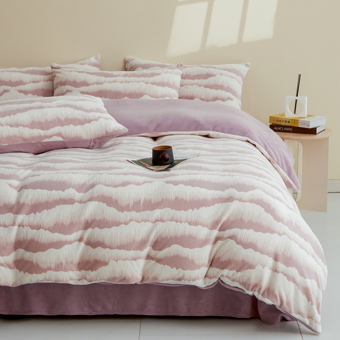 91家纺网 家纺一手货源 找家纺 菡宝 【第二批】2025雕花绒牛奶绒四件套-行云流水-支持定做定制尺寸 行云流水-豆紫