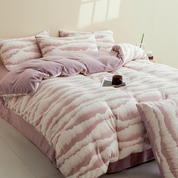 91家纺网 家纺一手货源 找家纺 菡宝 【第二批】2025雕花绒牛奶绒四件套-行云流水-支持定做定制尺寸 行云流水-豆紫