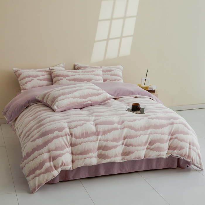 91家纺网 家纺一手货源 找家纺 菡宝 【第二批】2025雕花绒牛奶绒四件套-行云流水-支持定做定制尺寸 行云流水-豆紫