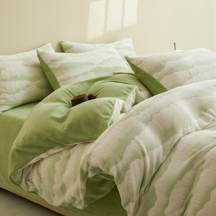 91家纺网 家纺一手货源 找家纺 菡宝 【第二批】2025雕花绒牛奶绒四件套-行云流水-支持定做定制尺寸 行云流水-豆绿