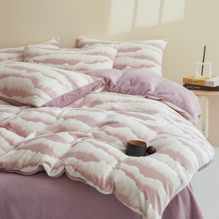 91家纺网 家纺一手货源 找家纺 菡宝 【第二批】2025雕花绒牛奶绒四件套-行云流水-支持定做定制尺寸 行云流水-豆紫