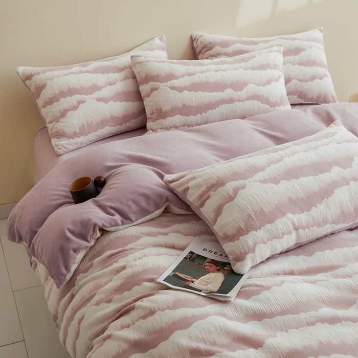 91家纺网 家纺一手货源 找家纺 菡宝 【第二批】2025雕花绒牛奶绒四件套-行云流水-支持定做定制尺寸 行云流水-豆紫