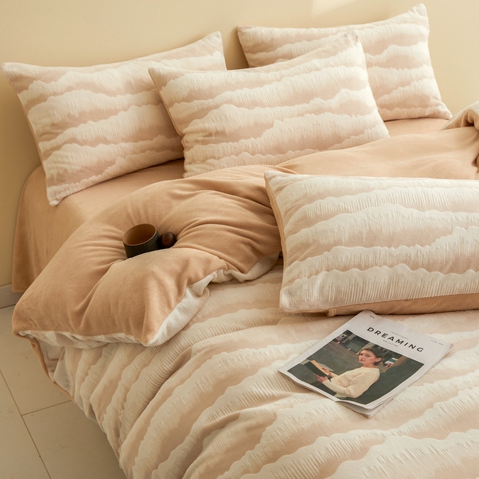 91家纺网 家纺一手货源 找家纺 菡宝 【第二批】2025雕花绒牛奶绒四件套-行云流水-支持定做定制尺寸 行云流水-米杏