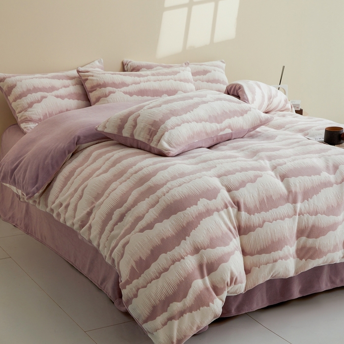 91家纺网 家纺一手货源 找家纺 菡宝 【第二批】2025雕花绒牛奶绒四件套-行云流水-支持定做定制尺寸 行云流水-豆紫