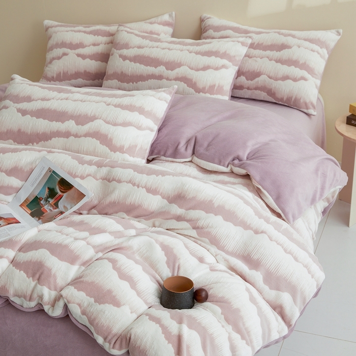 91家纺网 家纺一手货源 找家纺 菡宝 【第二批】2025雕花绒牛奶绒四件套-行云流水-支持定做定制尺寸 行云流水-豆紫