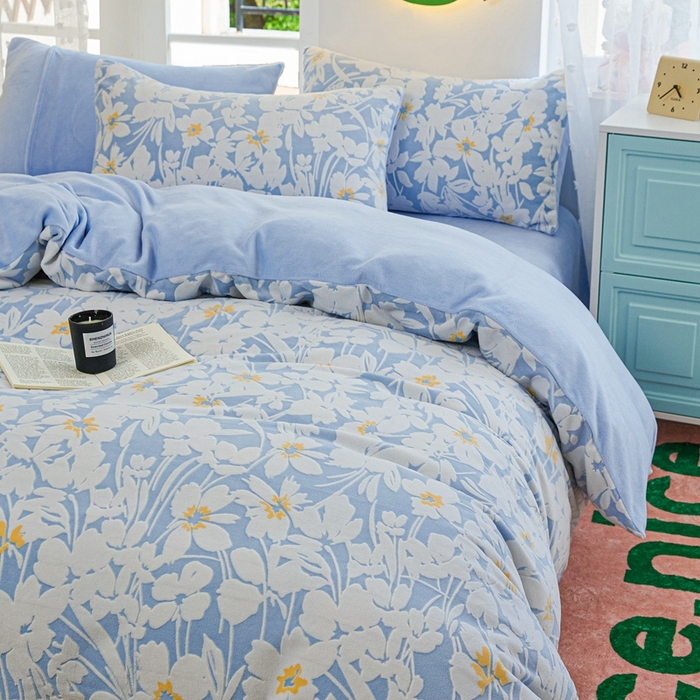 91家纺网 家纺一手货源 找家纺 菡宝 【第一批】2025雕花绒牛奶绒四件套-邦尼兔-支持定做定制尺寸 笙如夏花蓝