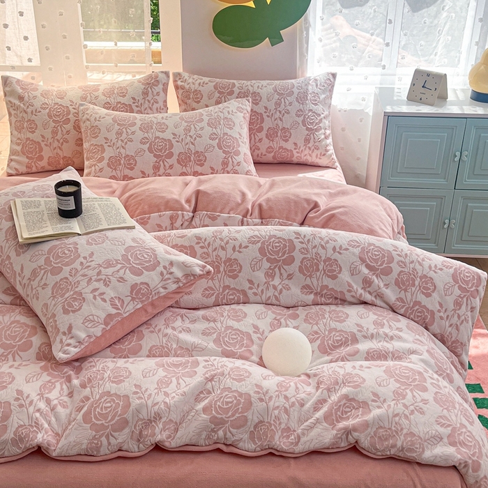 91家纺网 家纺一手货源 找家纺 菡宝 【第一批】2025雕花绒牛奶绒四件套-邦尼兔-支持定做定制尺寸 玫瑰花香粉