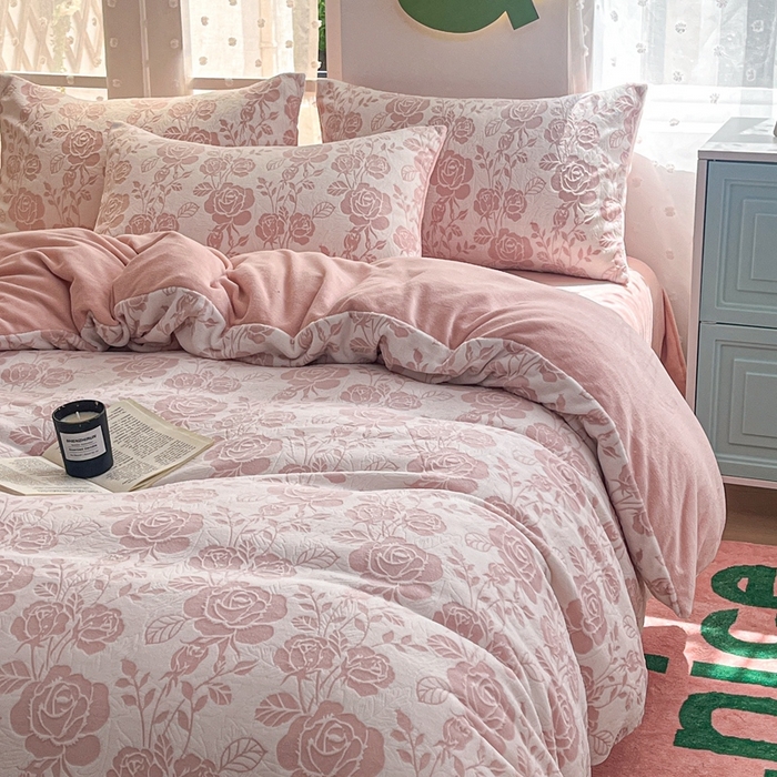 91家纺网 家纺一手货源 找家纺 菡宝 【第一批】2025雕花绒牛奶绒四件套-邦尼兔-支持定做定制尺寸 玫瑰花香粉