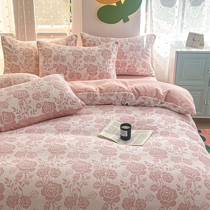 91家纺网 家纺一手货源 找家纺 菡宝 【第一批】2025雕花绒牛奶绒四件套-邦尼兔-支持定做定制尺寸 玫瑰花香粉