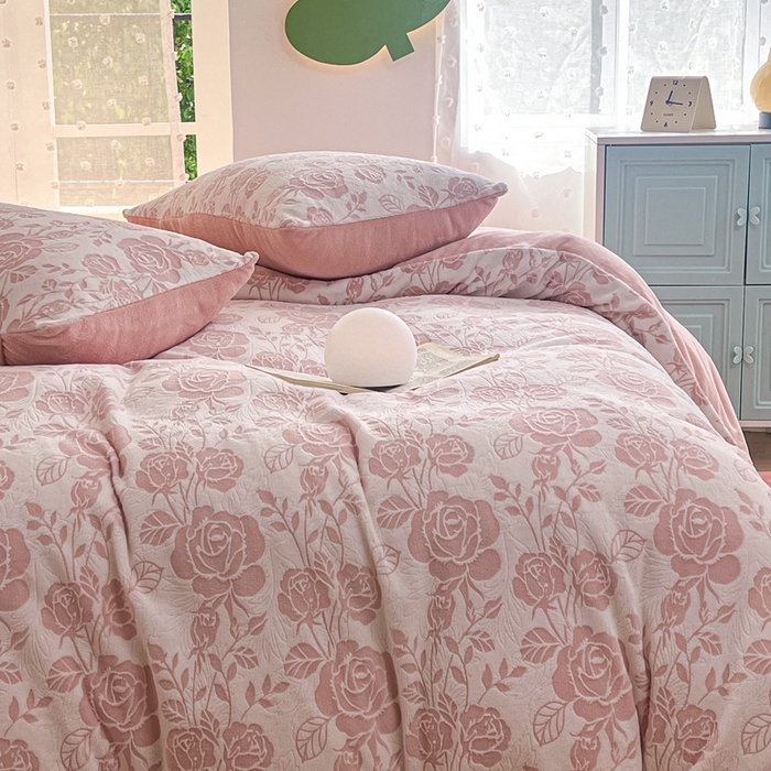 91家纺网 家纺一手货源 找家纺 菡宝 【第一批】2025雕花绒牛奶绒四件套-邦尼兔-支持定做定制尺寸 玫瑰花香粉