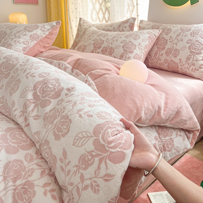 91家纺网 家纺一手货源 找家纺 菡宝 【第一批】2025雕花绒牛奶绒四件套-邦尼兔-支持定做定制尺寸 玫瑰花香粉
