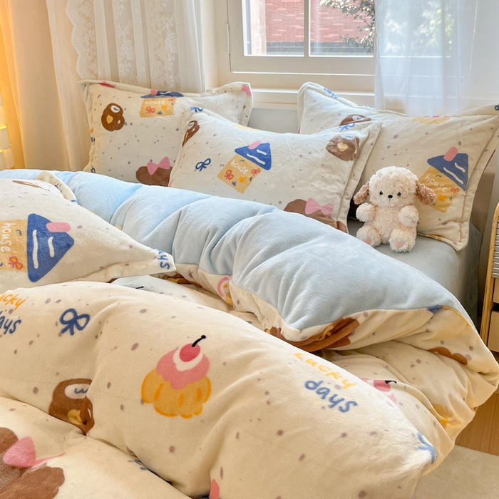 91家纺网 家纺一手货源 找家纺 川悦生活 2025新款高克重牛奶绒四件套-系列二 奶油噗妮-蓝