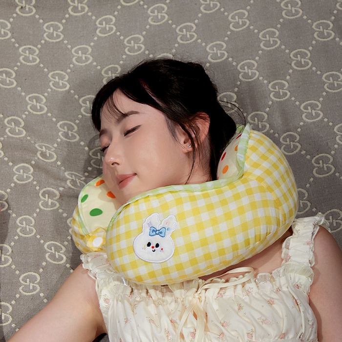 91家纺网 家纺一手货源 找家纺 仟亿莱 2025新款泡泡纱驼峰波点格子U型枕 驼峰黄格波点