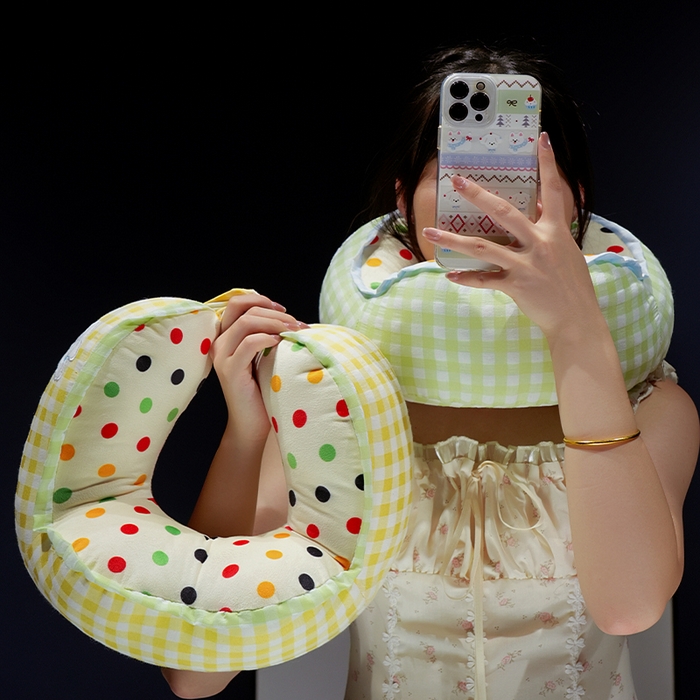 91家纺网 家纺一手货源 找家纺 仟亿莱 2025新款泡泡纱驼峰波点格子U型枕 驼峰绿格波点