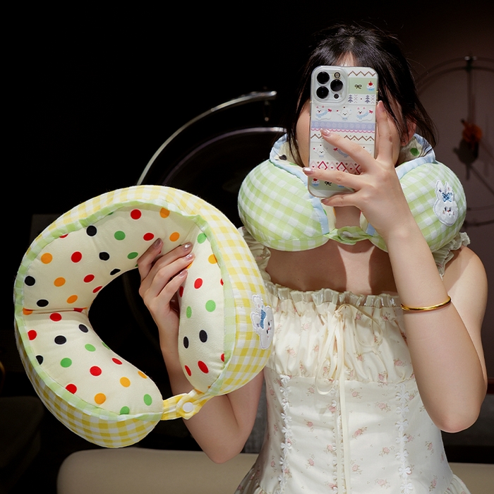 91家纺网 家纺一手货源 找家纺 仟亿莱 2025新款泡泡纱驼峰波点格子U型枕 驼峰绿格波点