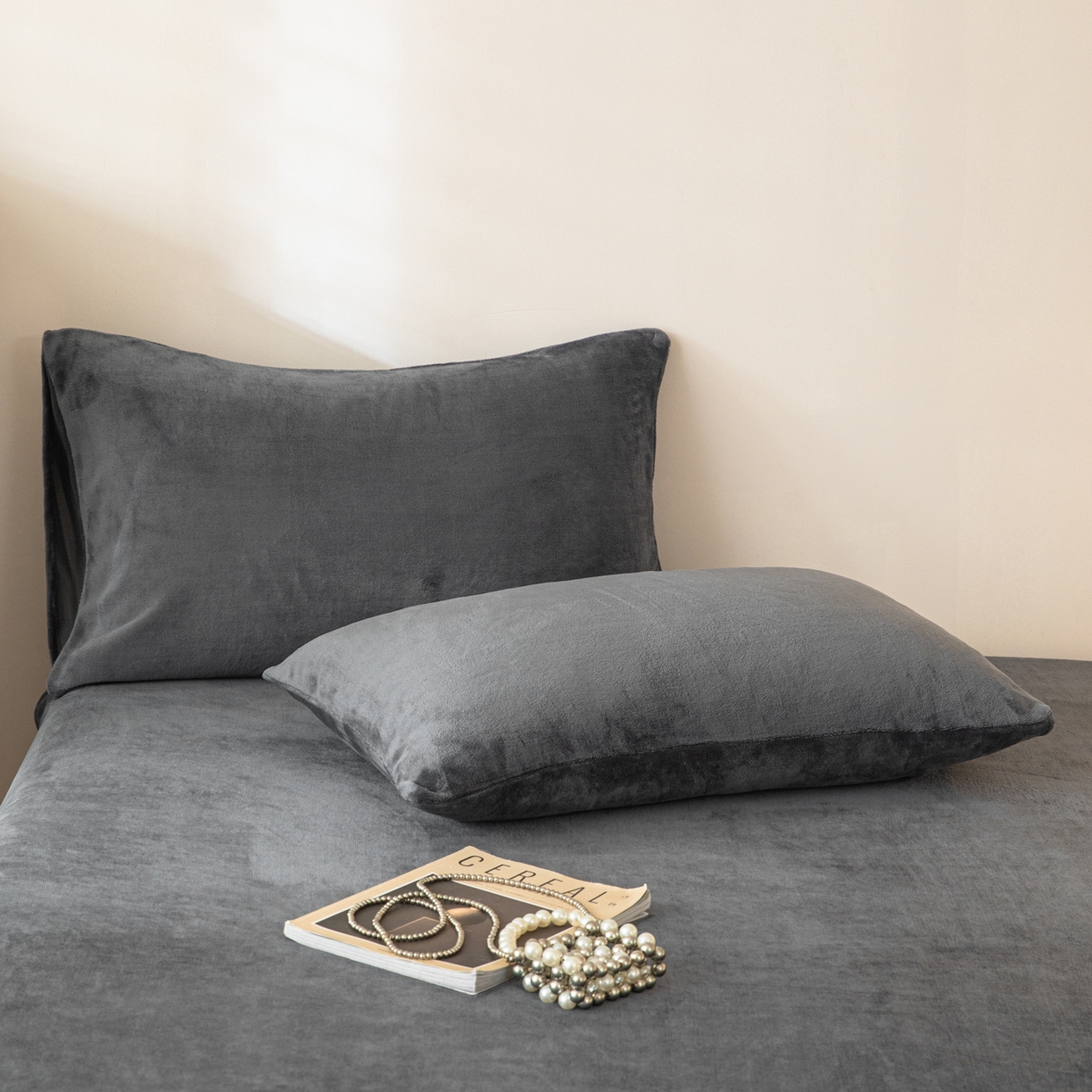 91家纺网 家纺一手货源 找家纺 眠博士 2025新款简约牛奶绒纯色单床笠-场景二 牛奶绒纯色床笠-深灰