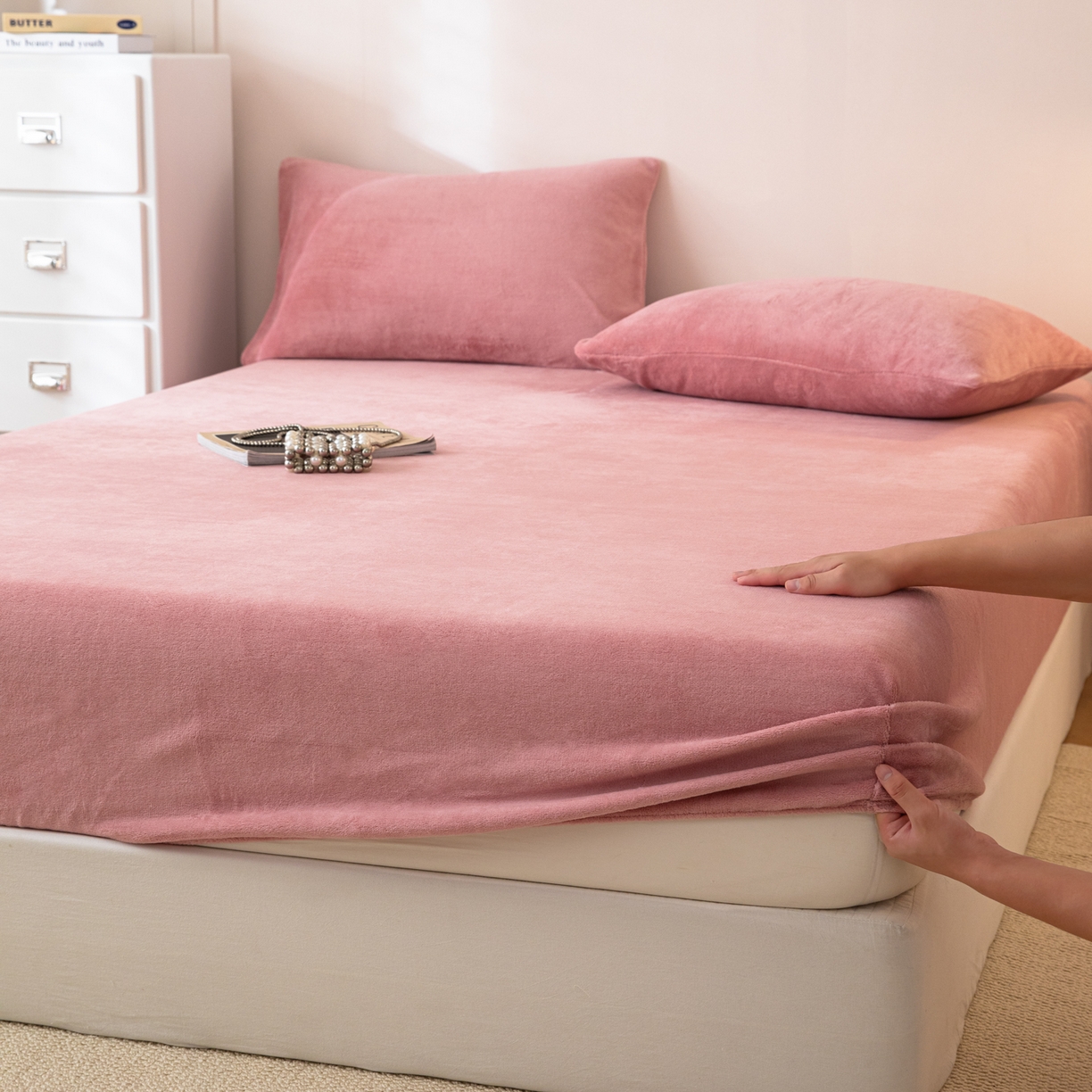 91家纺网 家纺一手货源 找家纺 （总）眠博士 2025新款简约牛奶绒纯色单床笠-场景二