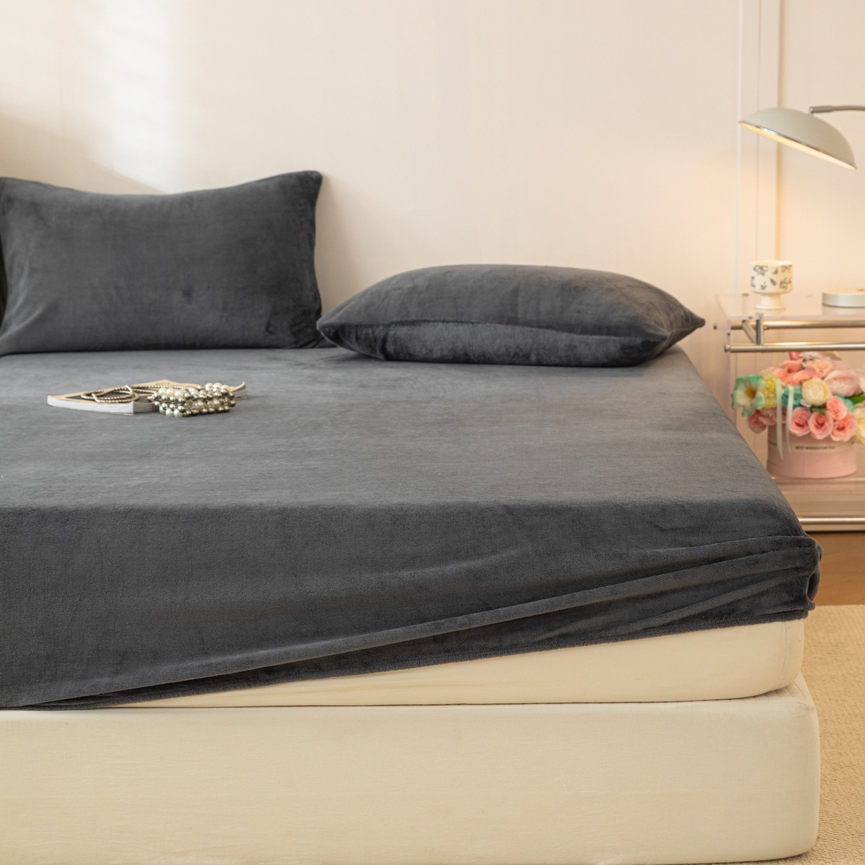 91家纺网 家纺一手货源 找家纺 眠博士 2025新款简约牛奶绒纯色单床笠-场景二 牛奶绒纯色床笠-深灰