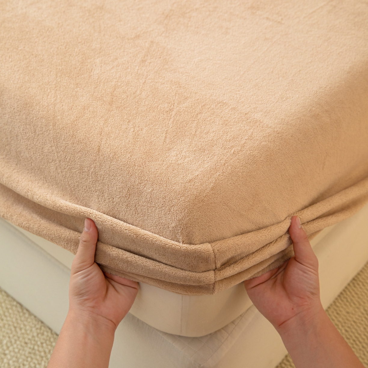 91家纺网 家纺一手货源 找家纺 眠博士 2025新款简约牛奶绒纯色单床笠-场景二 牛奶绒纯色床笠-暖咖