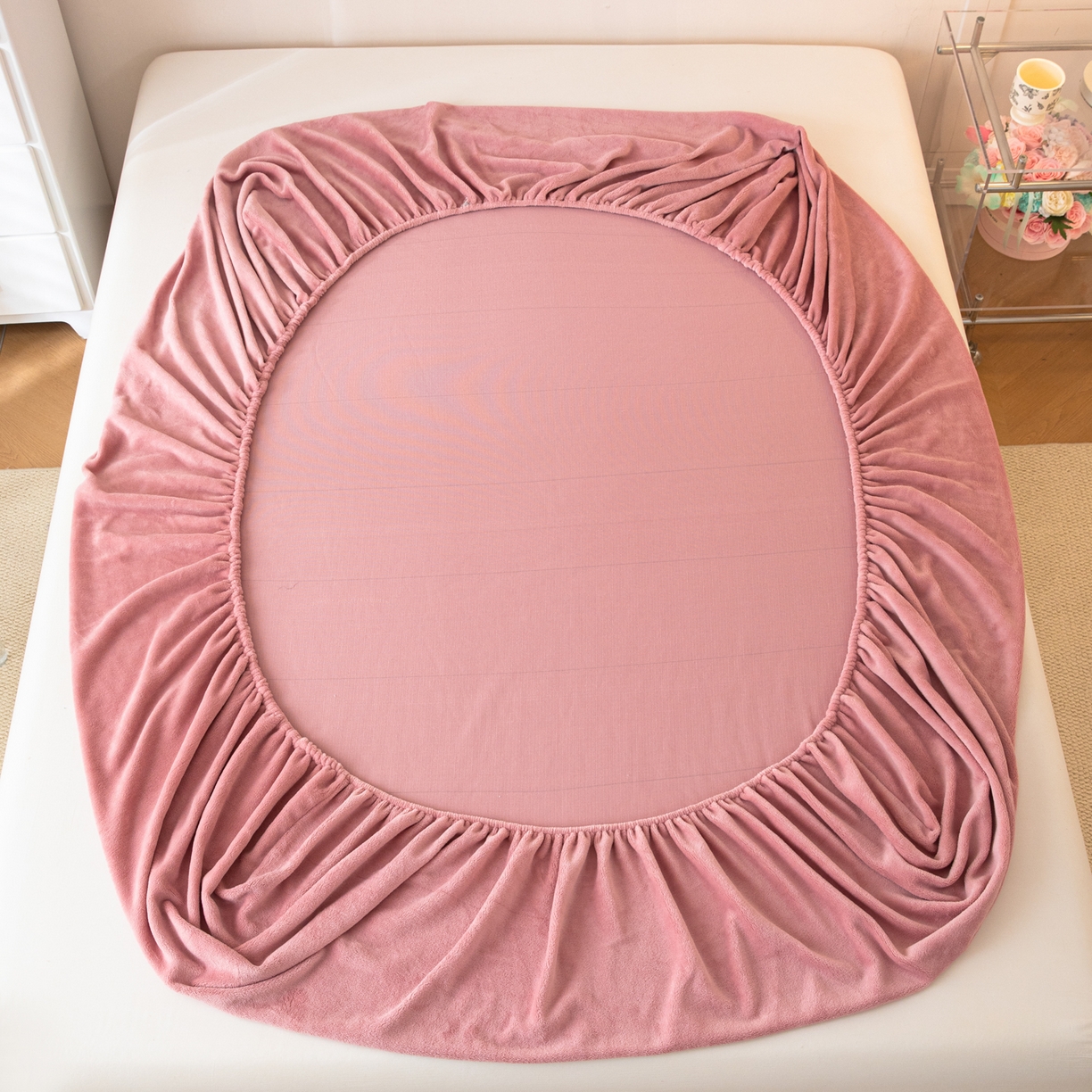 91家纺网 家纺一手货源 找家纺 眠博士 2025新款简约牛奶绒纯色单床笠-场景二 牛奶绒纯色床笠-冬日豆沙