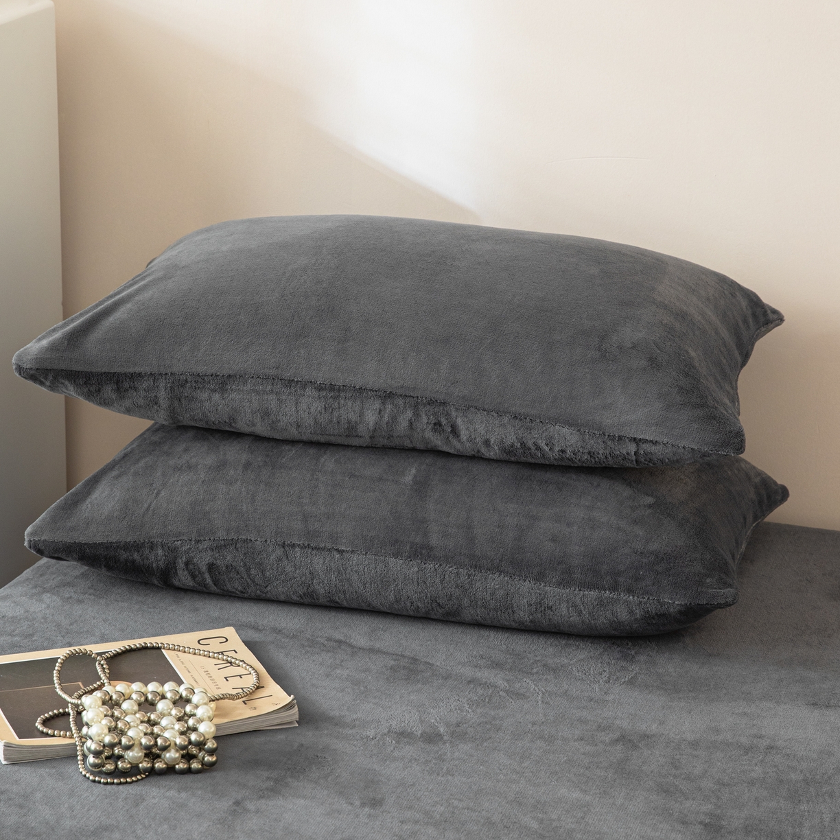 91家纺网 家纺一手货源 找家纺 眠博士 2025新款简约牛奶绒纯色单床笠-场景二 牛奶绒纯色床笠-深灰