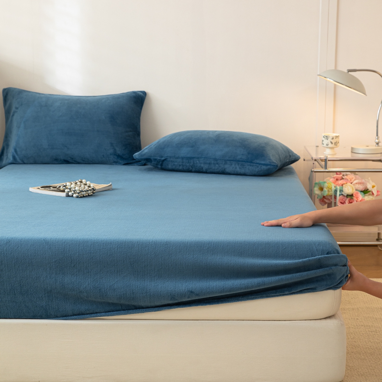 91家纺网 家纺一手货源 找家纺 （总）眠博士 2025新款简约牛奶绒纯色单床笠-场景二