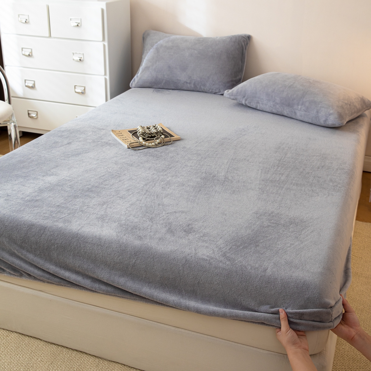 91家纺网 家纺一手货源 找家纺 眠博士 2025新款简约牛奶绒纯色单床笠-场景二 牛奶绒纯色床笠-浅灰