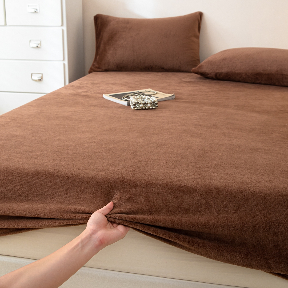 91家纺网 家纺一手货源 找家纺 眠博士 2025新款简约牛奶绒纯色单床笠-场景二 牛奶绒纯色床笠-冬日咖