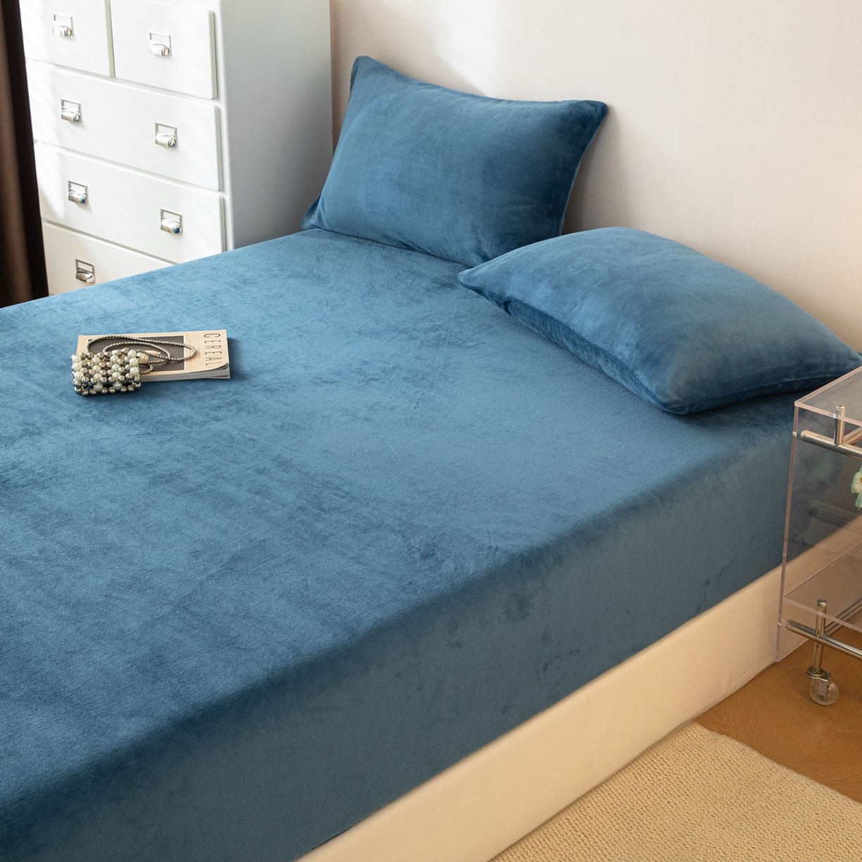 91家纺网 家纺一手货源 找家纺 眠博士 2025新款简约牛奶绒纯色单床笠-场景二 牛奶绒纯色床笠-靛青