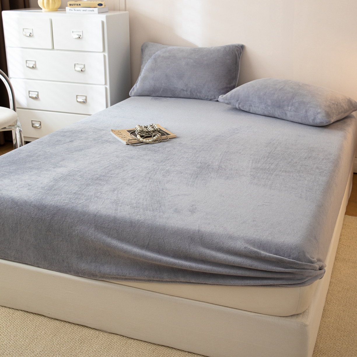 91家纺网 家纺一手货源 找家纺 眠博士 2025新款简约牛奶绒纯色单床笠-场景二 牛奶绒纯色床笠-浅灰
