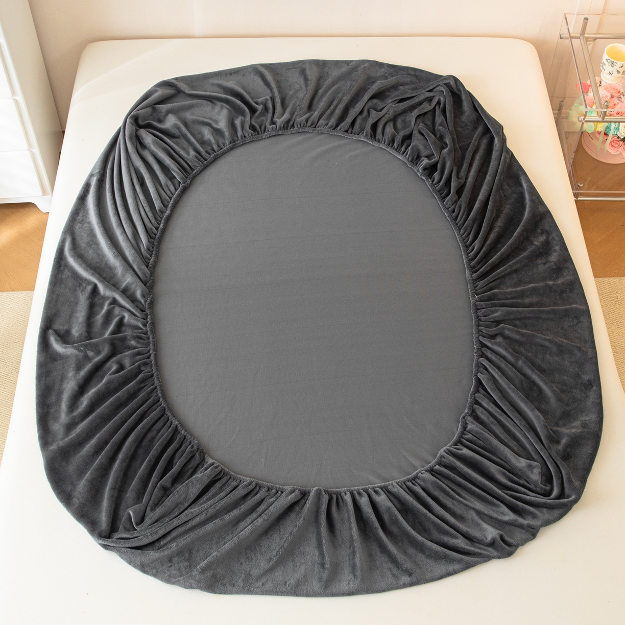 91家纺网 家纺一手货源 找家纺 眠博士 2025新款简约牛奶绒纯色单床笠-场景二 牛奶绒纯色床笠-深灰