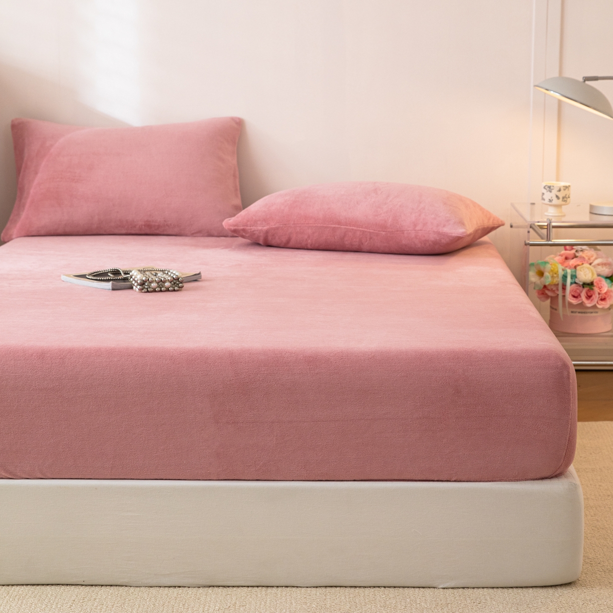 91家纺网 家纺一手货源 找家纺 眠博士 2025新款简约牛奶绒纯色单床笠-场景二 牛奶绒纯色床笠-冬日豆沙