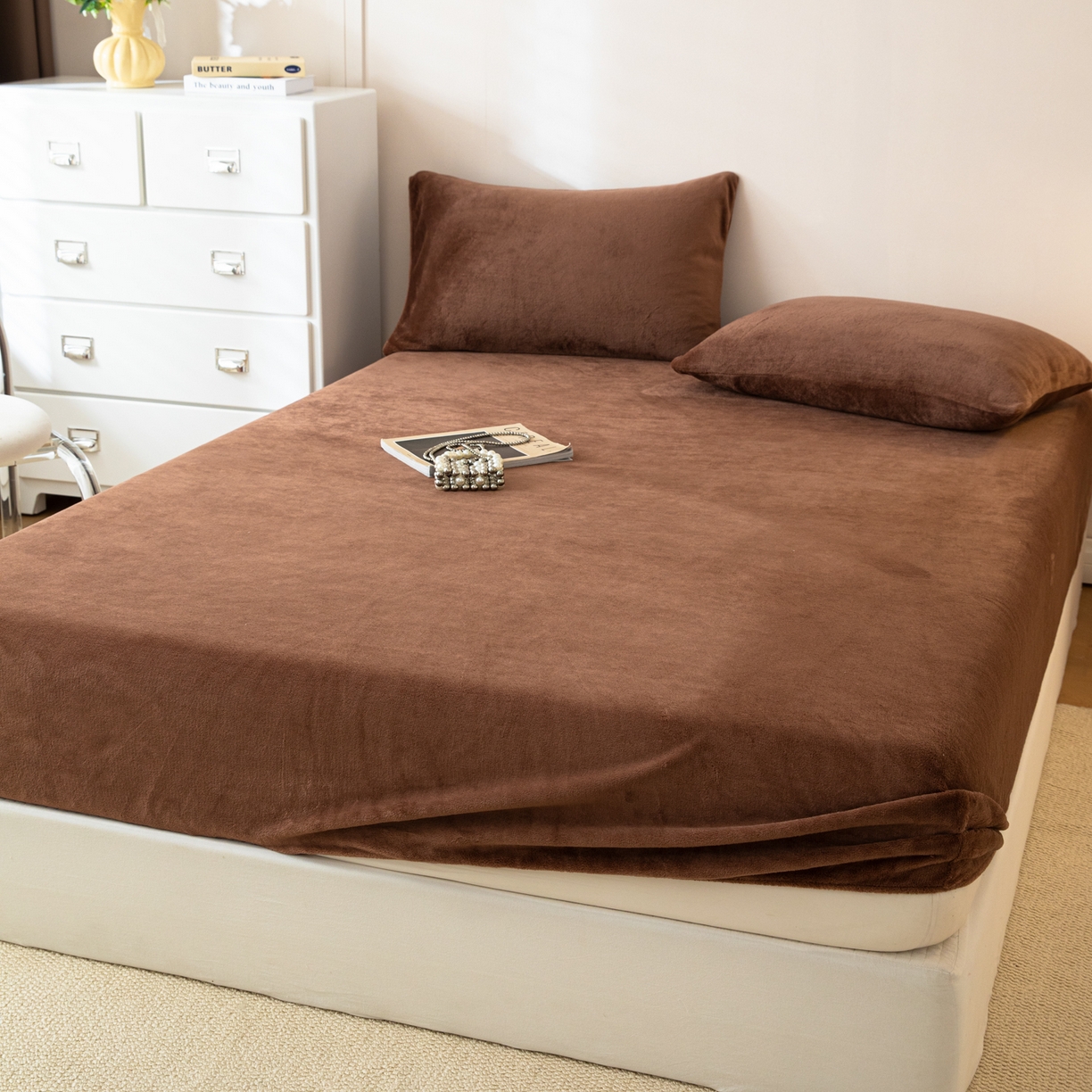 91家纺网 家纺一手货源 找家纺 眠博士 2025新款简约牛奶绒纯色单床笠-场景二 牛奶绒纯色床笠-冬日咖