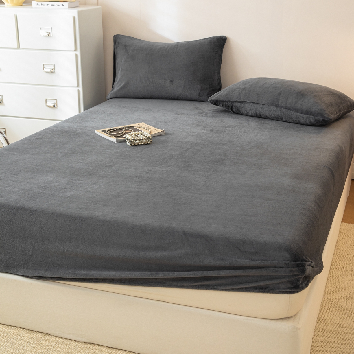 91家纺网 家纺一手货源 找家纺 眠博士 2025新款简约牛奶绒纯色单床笠-场景二 牛奶绒纯色床笠-深灰