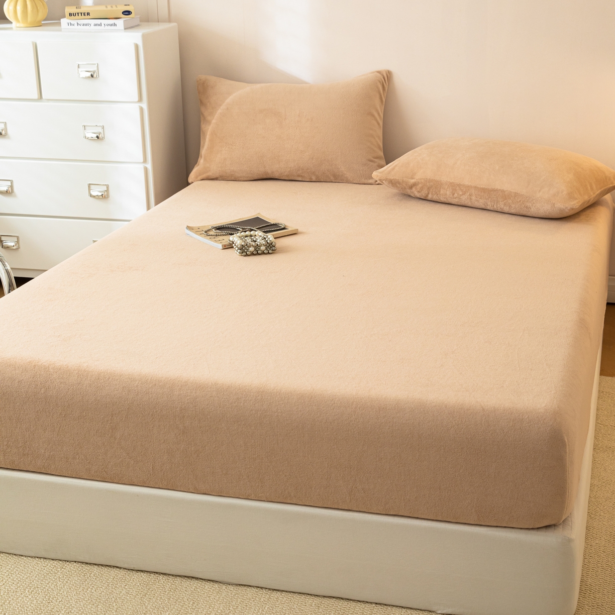 91家纺网 家纺一手货源 找家纺 眠博士 2025新款简约牛奶绒纯色单床笠-场景二 牛奶绒纯色床笠-暖咖