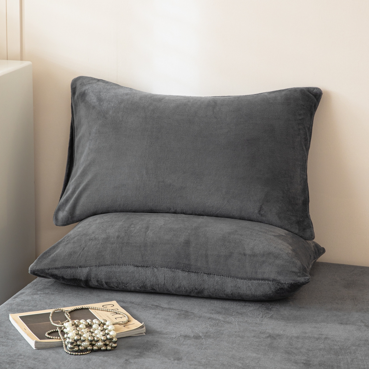 91家纺网 家纺一手货源 找家纺 眠博士 2025新款简约牛奶绒纯色单床笠-场景二 牛奶绒纯色床笠-深灰