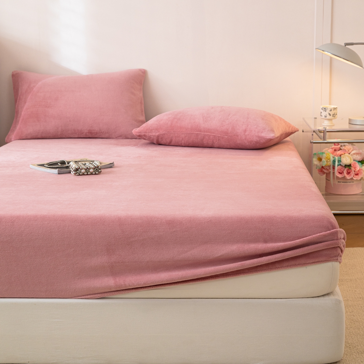 91家纺网 家纺一手货源 找家纺 眠博士 2025新款简约牛奶绒纯色单床笠-场景二 牛奶绒纯色床笠-冬日豆沙