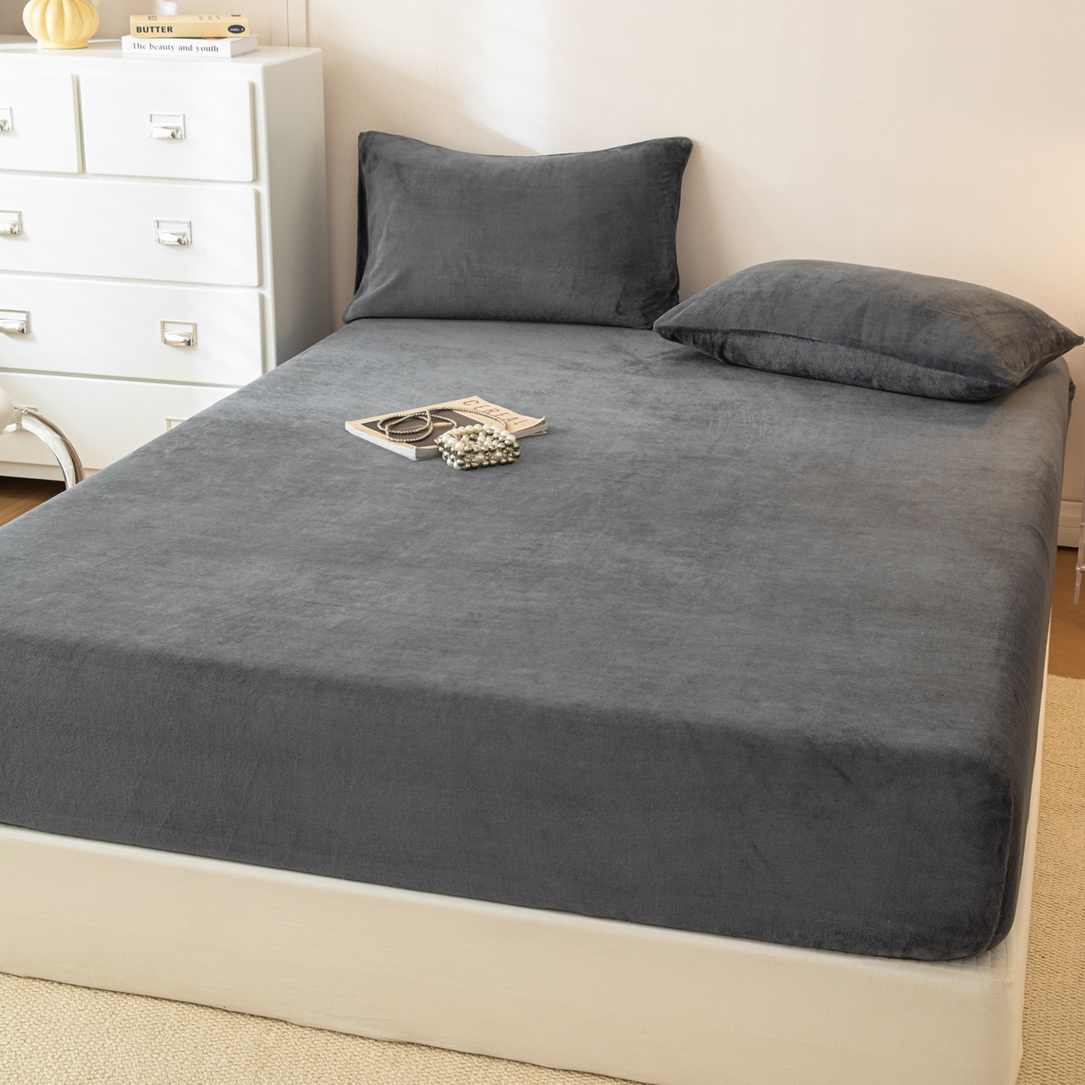 91家纺网 家纺一手货源 找家纺 眠博士 2025新款简约牛奶绒纯色单床笠-场景二 牛奶绒纯色床笠-深灰