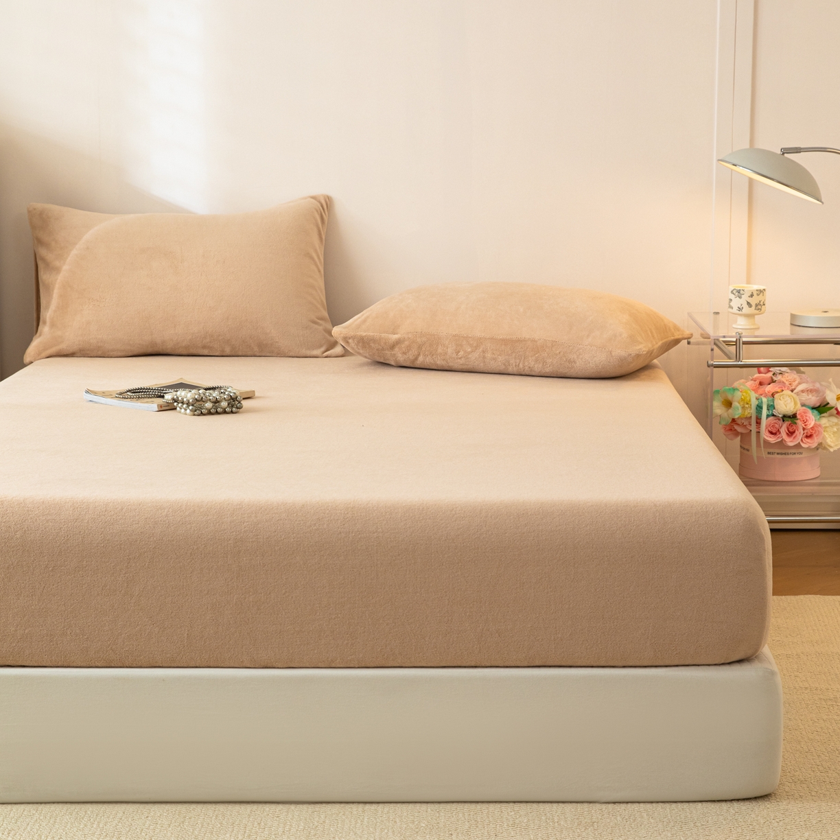 91家纺网 家纺一手货源 找家纺 眠博士 2025新款简约牛奶绒纯色单床笠-场景二 牛奶绒纯色床笠-暖咖