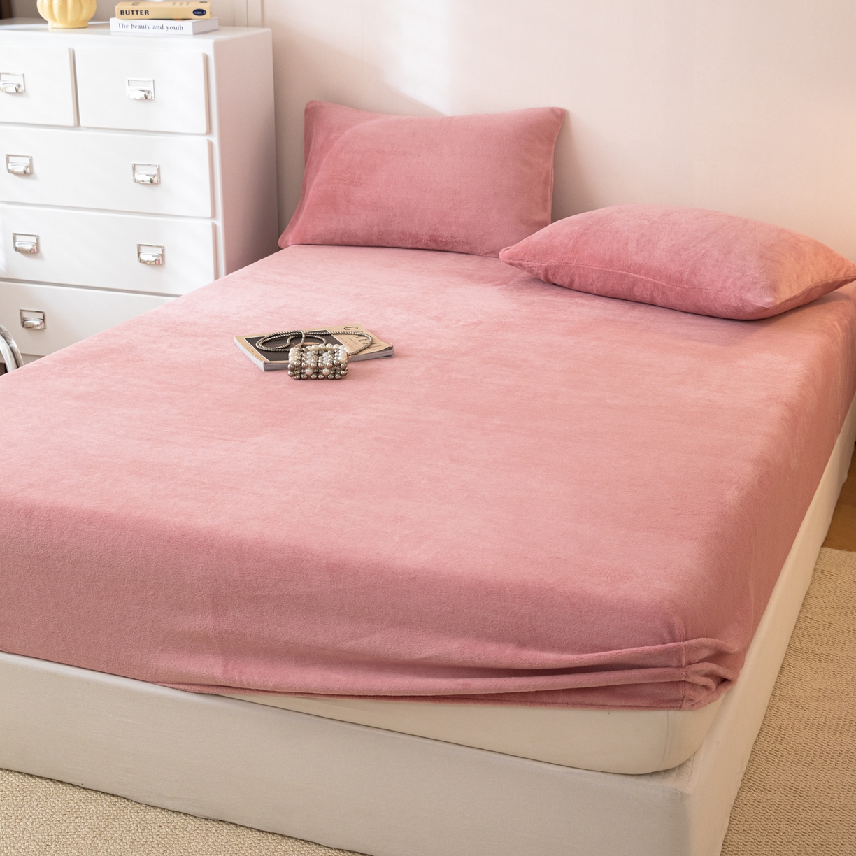 91家纺网 家纺一手货源 找家纺 眠博士 2025新款简约牛奶绒纯色单床笠-场景二 牛奶绒纯色床笠-冬日豆沙