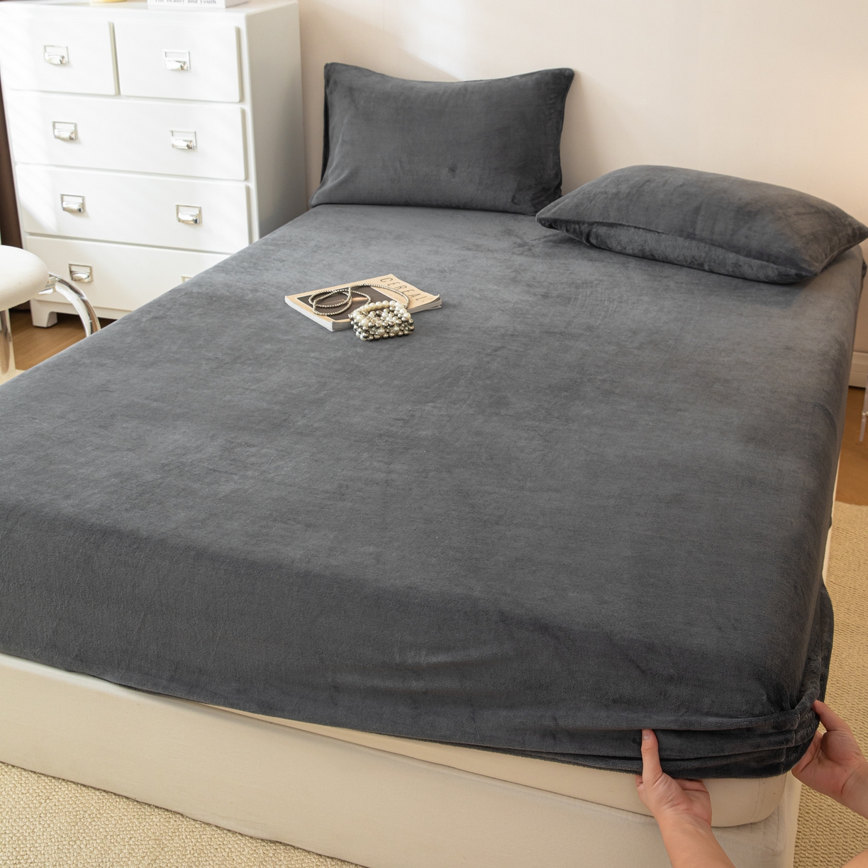 91家纺网 家纺一手货源 找家纺 眠博士 2025新款简约牛奶绒纯色单床笠-场景二 牛奶绒纯色床笠-深灰