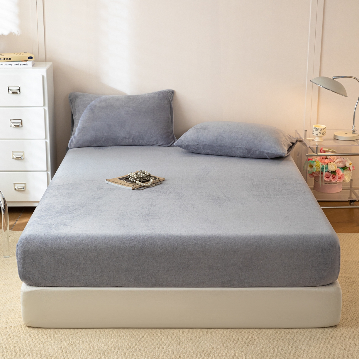 91家纺网 家纺一手货源 找家纺 眠博士 2025新款简约牛奶绒纯色单床笠-场景二 牛奶绒纯色床笠-浅灰