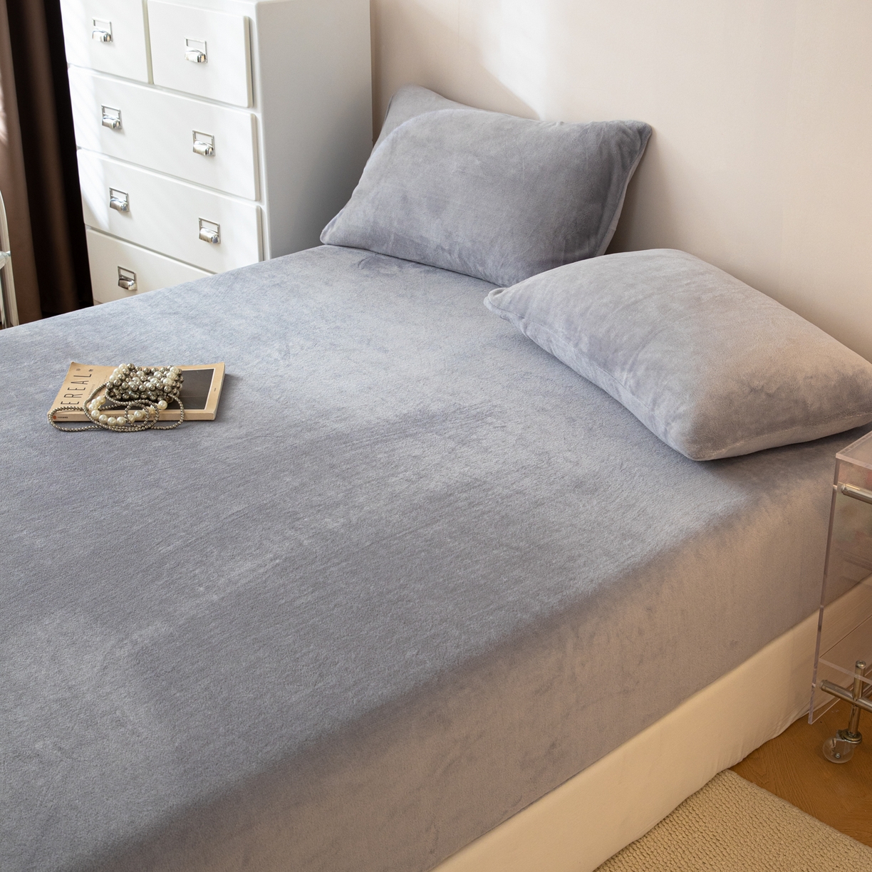 91家纺网 家纺一手货源 找家纺 眠博士 2025新款简约牛奶绒纯色单床笠-场景二 牛奶绒纯色床笠-浅灰