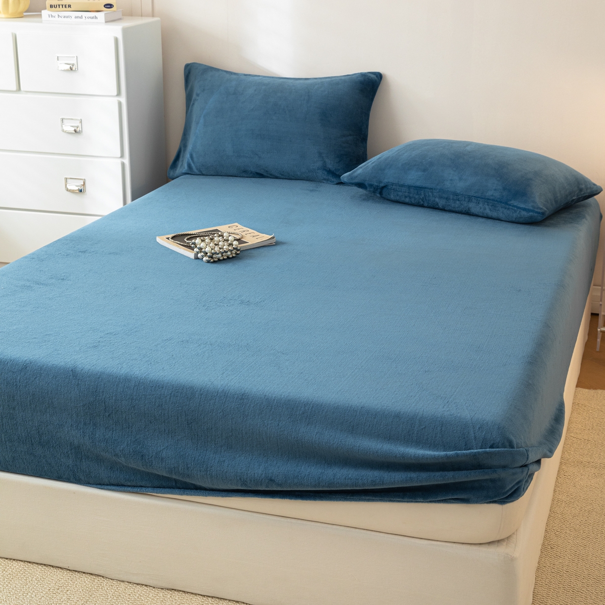 91家纺网 家纺一手货源 找家纺 眠博士 2025新款简约牛奶绒纯色单床笠-场景二 牛奶绒纯色床笠-靛青