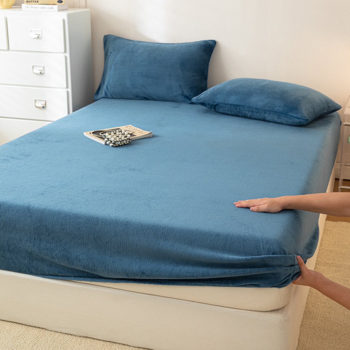 91家纺网 家纺一手货源 找家纺 （总）眠博士 2025新款简约牛奶绒纯色单床笠-场景二