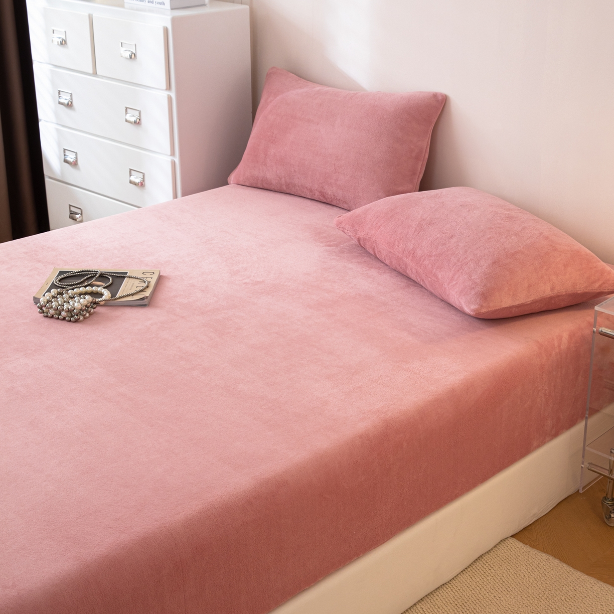 91家纺网 家纺一手货源 找家纺 眠博士 2025新款简约牛奶绒纯色单床笠-场景二 牛奶绒纯色床笠-冬日豆沙