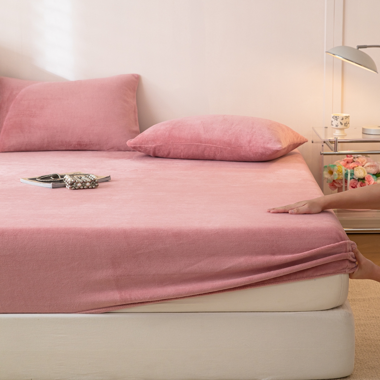 91家纺网 家纺一手货源 找家纺 眠博士 2025新款简约牛奶绒纯色单床笠-场景二 牛奶绒纯色床笠-冬日豆沙